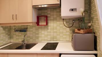 Fridge, microwave, stovetop, coffee/tea maker