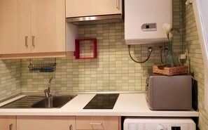 Refrigerador, microondas, parrilla de estufa y cafetera y tetera