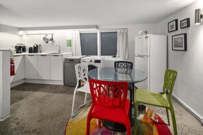 Appartement | Privékeuken | Kookgerei, borden en bestek