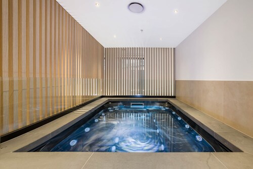 Modern, Executive 1 Bedroom Apartment With Balcony