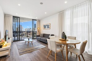 Apartment | Dining - Chic 2-bed With Rooftop Pool Overlooking the City (Brisbane)