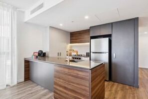 Apartment | Private kitchen | Cookware/dishes/utensils - Chic 2-bed With Rooftop Pool Overlooking the City (Brisbane)