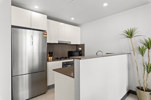Apartment | Private kitchen - Central 2-bed With Parking & Stunning Views (Sydney)