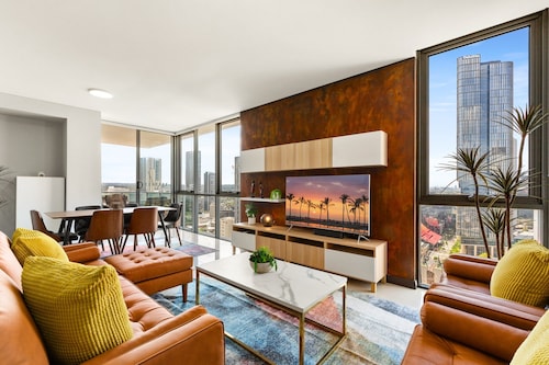 Central 2-bed With Parking & Stunning Views