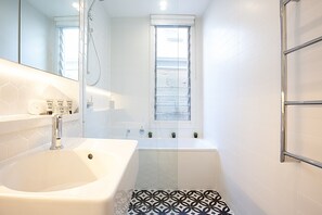 Apartment | Bathroom | Towels - Spacious 3-bed Family House With Courtyard (Sydney)