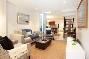 Living room - Spacious 3-bed Family House With Courtyard (Sydney)