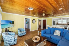 TV - A Block Away- 5 BR/3BA- Dog Friendly- Pool (North Myrtle Beach)