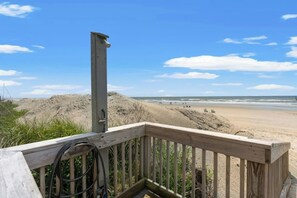 På stranden