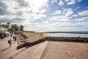 On the beach - Vacation Home 'Playa De Las Américas - Oceanfront' with Wi-Fi and Air Conditioning (Las Americas)