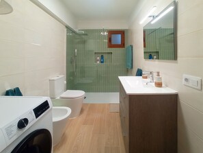 Douche, sèche-cheveux, serviettes fournies