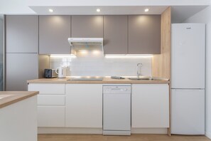 Geladeira, cooktop, lava-louças, cafeteira/chaleira