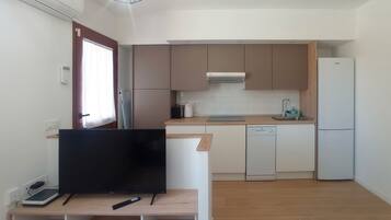 Køleskab, kogeplade, opvaskemaskine, kaffe-/temaskine