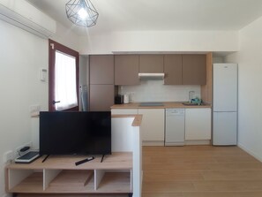 Réfrigérateur, plaque de cuisson, lave-vaisselle, cafetière/bouilloire