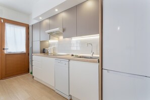 Frigorífico, placa de cocina, lavavajillas y cafetera o tetera