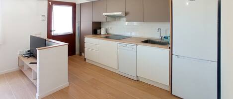 Frigorífic, placa de cuina, rentaplats i cafetera i tetera