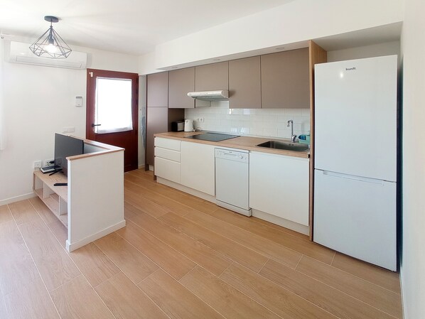 Frigorifero, piano cottura, lavastoviglie, macchina per tè/caffè