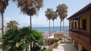 Un edificio con un letrero que dice 'La Grotta Azzurra Restaurant - Pizzeria' con vista a una playa.