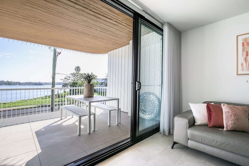 Bayfront Holiday Retreat With Parking