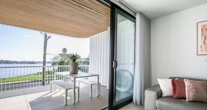 Bayfront Holiday Retreat With Parking