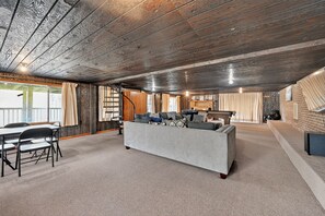 TV, stereoanlegg og kontorer