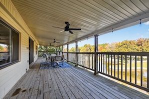 Outdoor dining - The Burkwall Hideaway (Hot Springs)