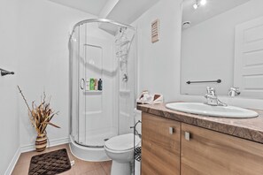 Douche, séchoir à cheveux, serviettes fournies, savon
