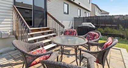 Peaceful and Spacious townhome with King Bed - 15 min from downtown Ottawa