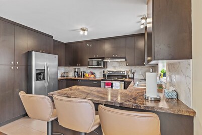 Peaceful and Spacious townhome with King Bed - 15 min from downtown Ottawa