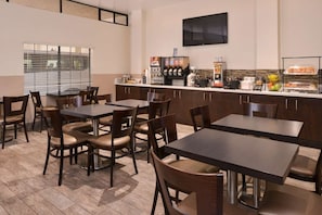 Dining - Budget-friendly Unit w/ 1 King Bed | Close to Venice Beach & Hollywood (Inglewood)