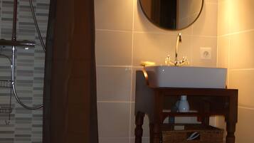 Douche, sĂšche-cheveux