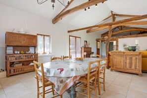 Dining - Garaouet Holiday Home with Mountain View, Garden, and Parking (Bagert)