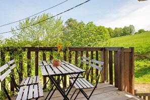 Outdoor dining - Garaouet Holiday Home with Mountain View, Garden, and Parking (Bagert)