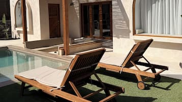 Una piscina al aire libre, una piscina climatizada