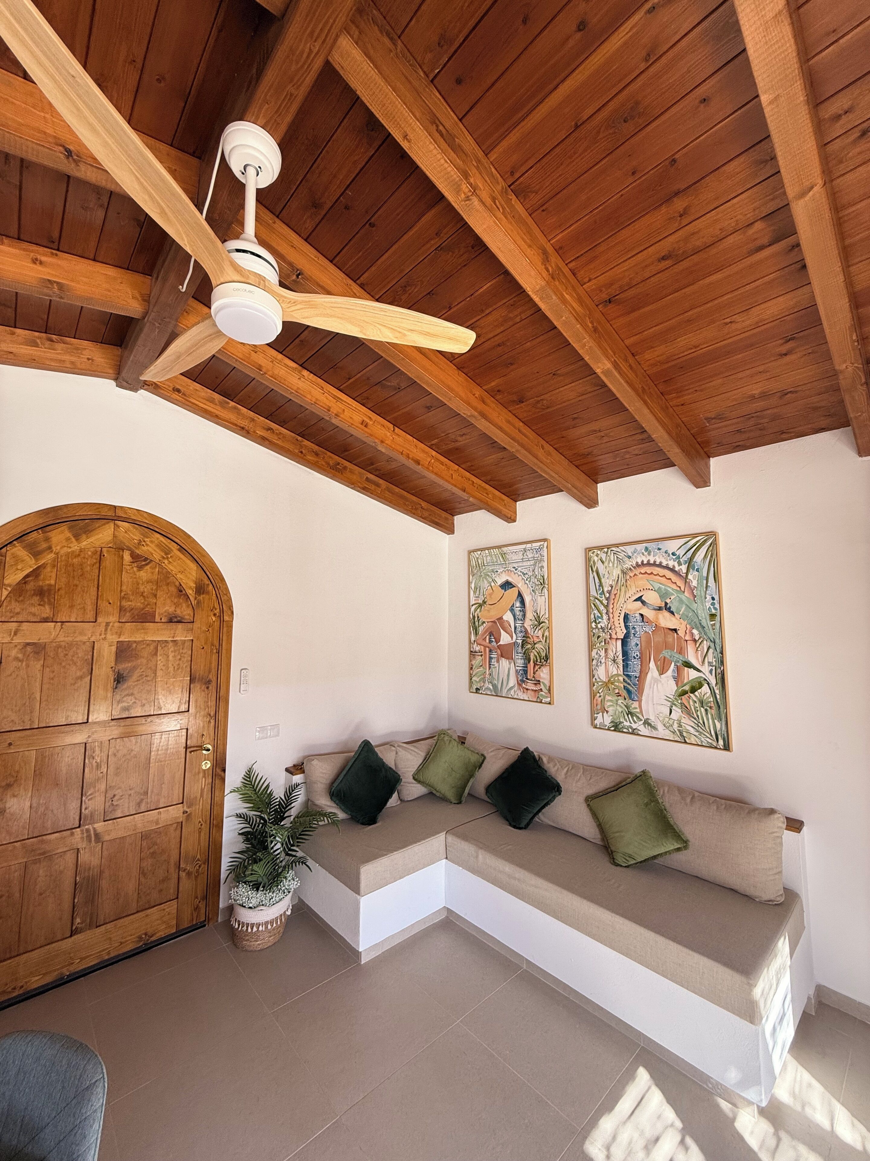 Una Smart TV, libros, un reproductor estéreo