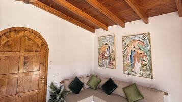 Una Smart TV, libros, un reproductor estéreo