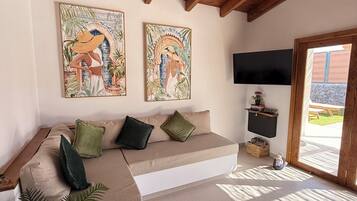 Una Smart TV, libros, un reproductor estéreo