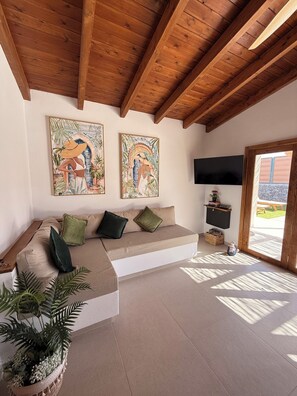 Smart TV, books, stereo