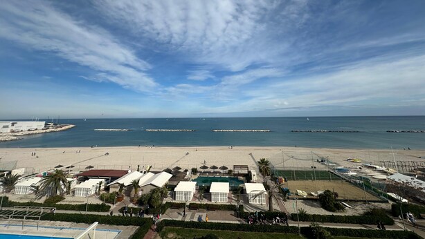 A beachside hotel with a pool, sun loungers, and a view of the sea. - 'Between Sky and Sea by Vale' Apartment with Balcony and Air Conditioning (Fano)