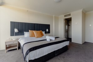 2 habitaciones, tabla de planchar con plancha y ropa de cama 