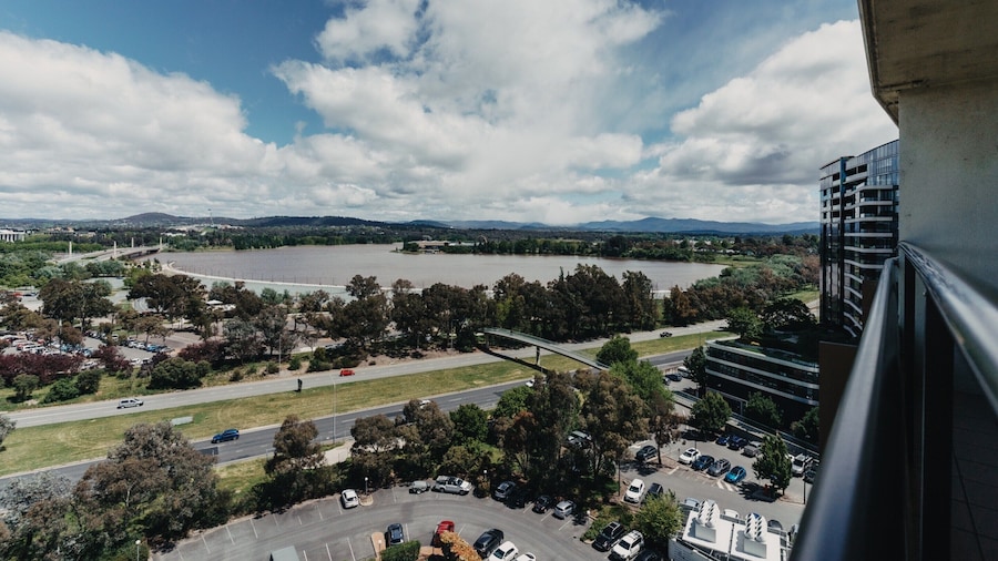 2-bed With Gym, Tennis Court & Stunning Lake Views