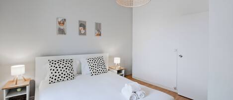 2 slaapkamers, een strijkplank/strijkijzer, internet, beddengoed