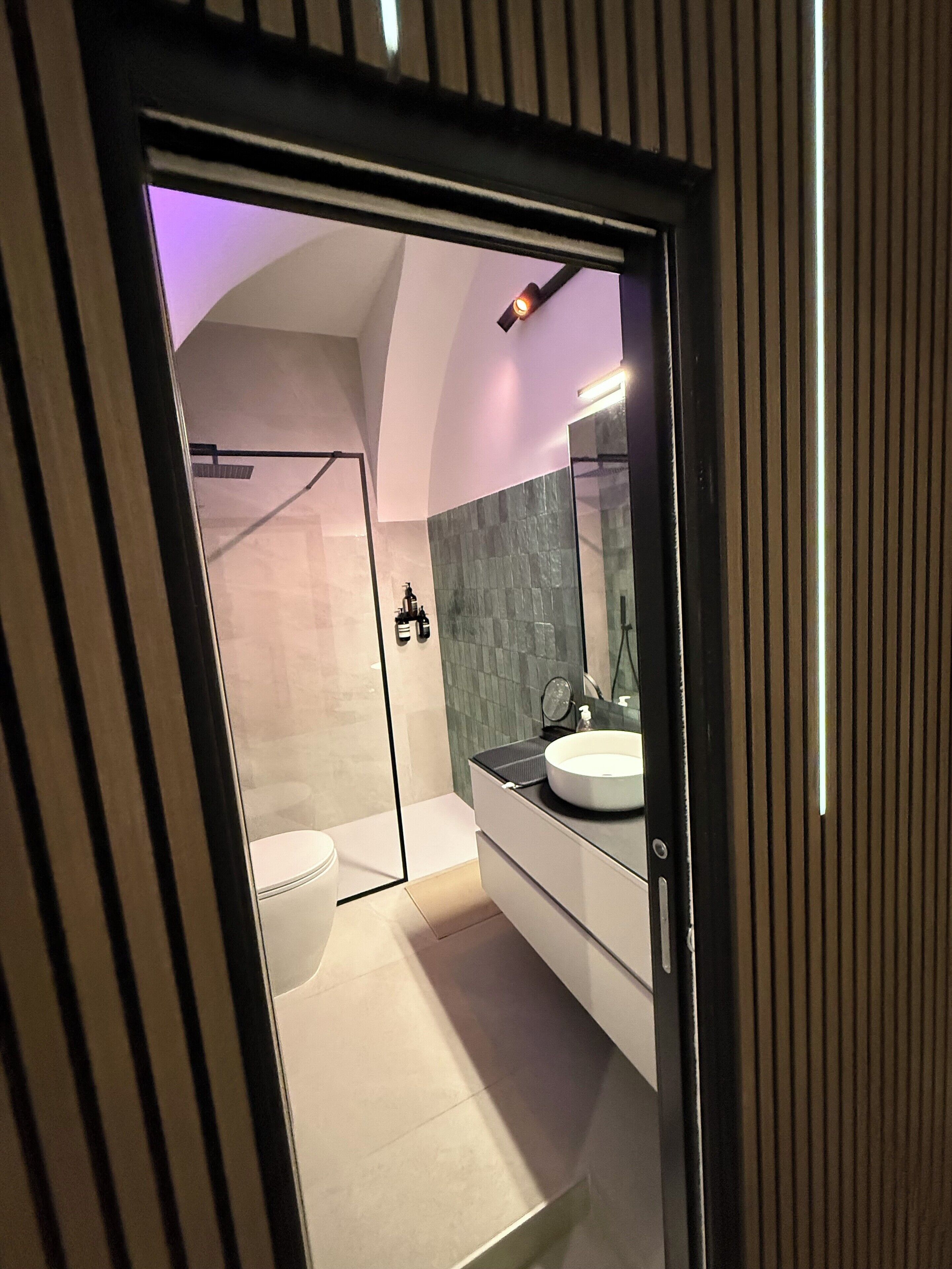 Douche, sèche-cheveux, serviettes fournies, savon