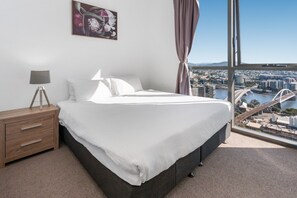 Apartment | 1 bedroom, iron/ironing board, bed sheets - River-view Unit With Rooftop Pool Near Museums (Brisbane)