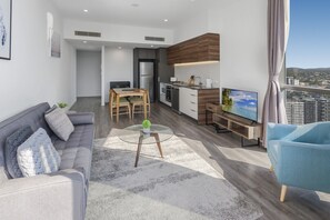 Apartment | Living area - River-view Unit With Rooftop Pool Near Museums (Brisbane)