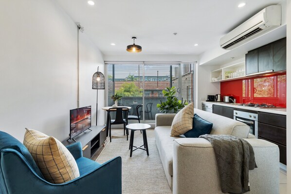Apartment | Living area - Beautifully Cosy St Kilda Apartment (Melbourne)