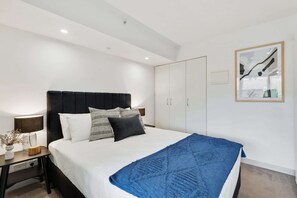 Apartment | 1 bedroom, iron/ironing board, bed sheets - Beautifully Cosy St Kilda Apartment (Melbourne)