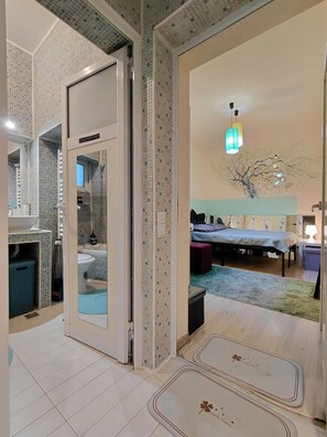 Strykjärn/strykbräda, wi-fi och sängkläder