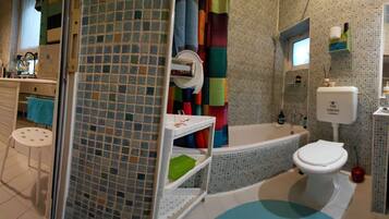 Asciugacapelli, asciugamani, sapone, carta igienica