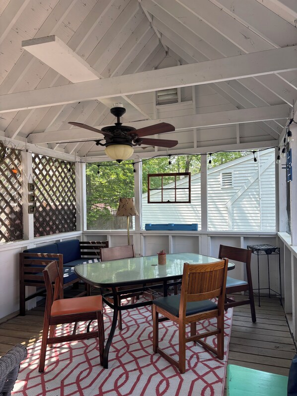 Dining - Charming 2-bedroom cottage in nice Moultonborough with AC (Moultonborough)