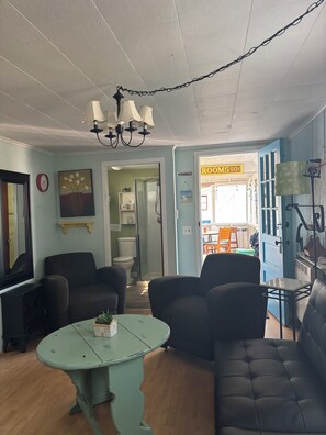 Interior - Charming 2-bedroom cottage in nice Moultonborough with AC (Moultonborough)